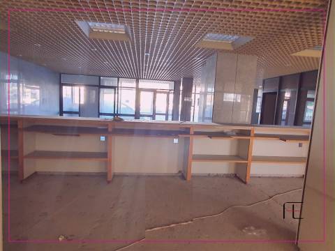 Loja de rua com 211 m2, frente para EN 109, Valadares