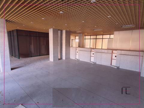 Loja de rua com 211 m2, frente para EN 109, Valadares