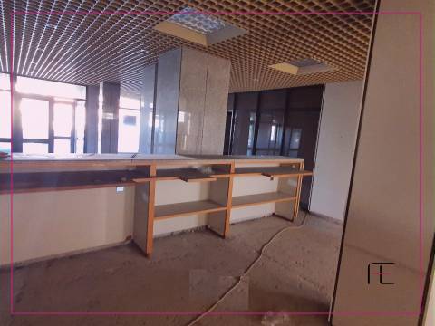 Loja de rua com 211 m2, frente para EN 109, Valadares