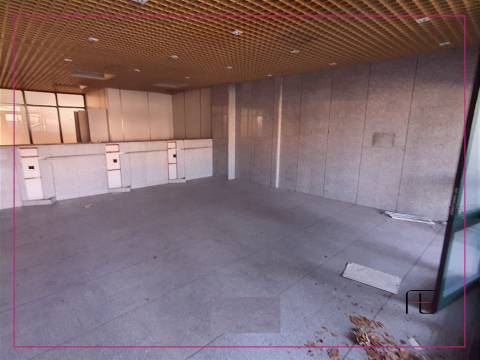 Loja de rua com 211 m2, frente para EN 109, Valadares