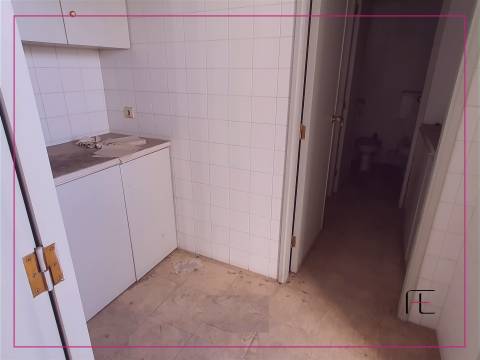 Loja de rua com 211 m2, frente para EN 109, Valadares