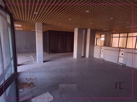 Loja de rua com 211 m2, frente para EN 109, Valadares