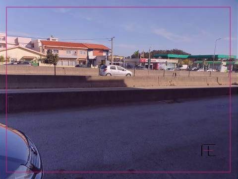 Loja de rua com 211 m2, frente para EN 109, Valadares