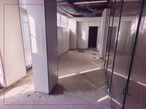 Loja de rua com 211 m2, frente para EN 109, Valadares