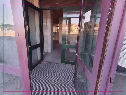 Loja de rua com 211 m2, frente para EN 109, Valadares