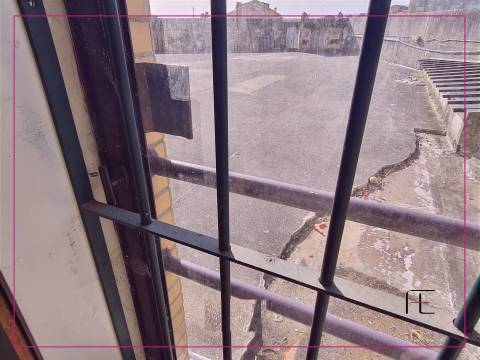 Loja de rua com 211 m2, frente para EN 109, Valadares