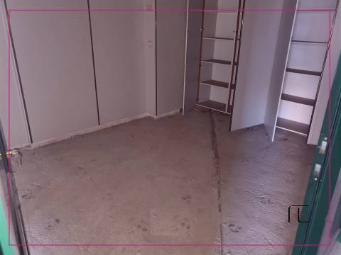 Loja de rua com 211 m2, frente para EN 109, Valadares