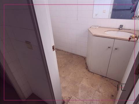 Loja de rua com 211 m2, frente para EN 109, Valadares