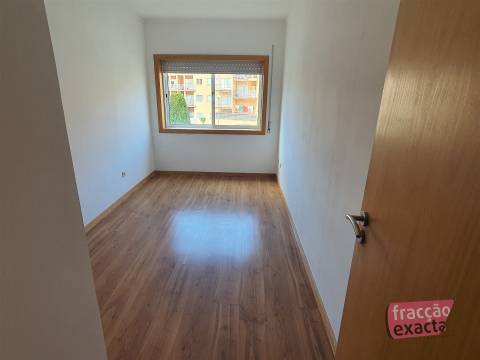 Venda T2 Canelas, varandas, lareira, equipado, suite, roupeiros, L. Garagem