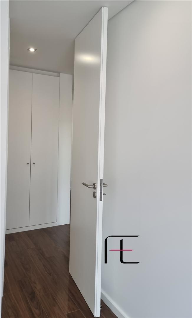 T3 Novo com 2 Suites, Varanda e Aparcamento Privado – Excelente Localização