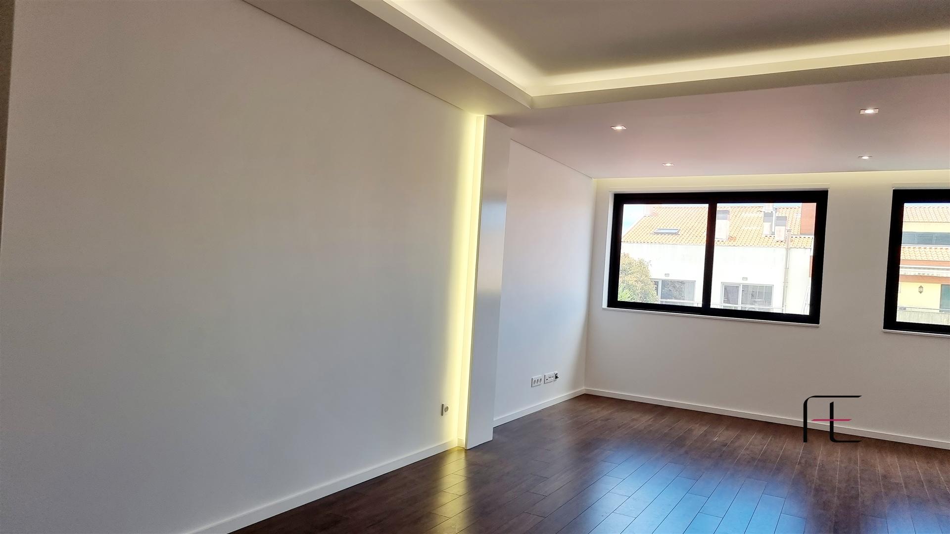 T3 Novo com 2 Suites, Varanda e Aparcamento Privado – Excelente Localização