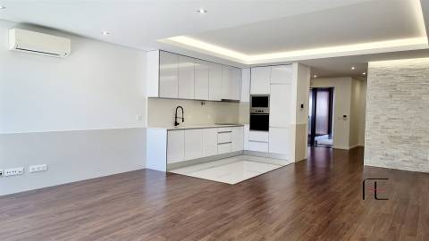 T3 Novo com 2 Suites, Varanda e Aparcamento Privado – Excelente Localização