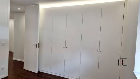 T3 Novo com 2 Suites, Varanda e Aparcamento Privado – Excelente Localização