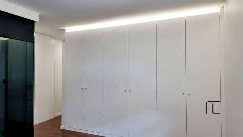 T3 Novo com 2 Suites, Varanda e Aparcamento Privado – Excelente Localização