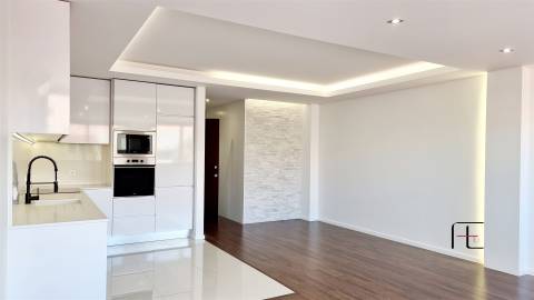 T3 Novo com 2 Suites, Varanda e Aparcamento Privado – Excelente Localização