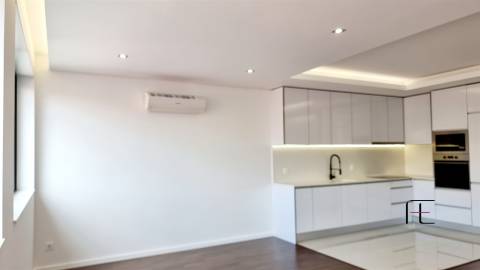 T3 Novo com 2 Suites, Varanda e Aparcamento Privado – Excelente Localização