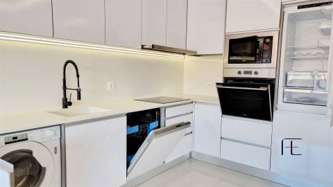 T3 Novo com 2 Suites, Varanda e Aparcamento Privado – Excelente Localização