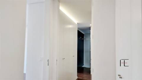 T3 Novo com 2 Suites, Varanda e Aparcamento Privado – Excelente Localização