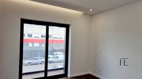 T3 Novo com 2 Suites, Varanda e Aparcamento Privado – Excelente Localização