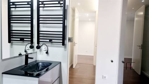 T3 Novo com 2 Suites, Varanda e Aparcamento Privado – Excelente Localização