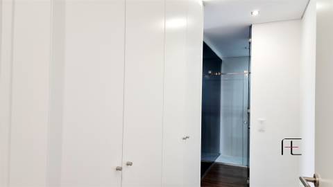 T3 Novo com 2 Suites, Varanda e Aparcamento Privado – Excelente Localização