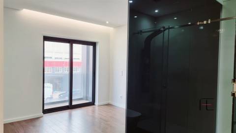 T3 Novo com 2 Suites, Varanda e Aparcamento Privado – Excelente Localização