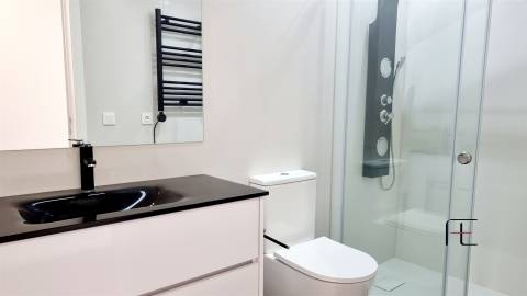 T3 Novo com 2 Suites, Varanda e Aparcamento Privado – Excelente Localização