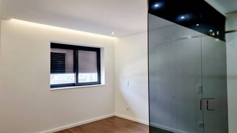 T3 Novo com 2 Suites, Varanda e Aparcamento Privado – Excelente Localização