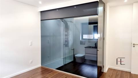 T3 Novo com 2 Suites, Varanda e Aparcamento Privado – Excelente Localização