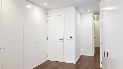 T3 Novo com 2 Suites, Varanda e Aparcamento Privado – Excelente Localização