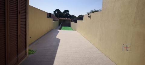 Moradia V2 Renovada com Jardim e Garagem Fechada em Coimbrões – Vila Nova de Gaia