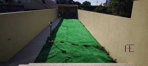 Moradia V2 Renovada com Jardim e Garagem Fechada em Coimbrões – Vila Nova de Gaia