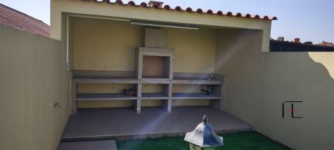 Moradia V2 Renovada com Jardim e Garagem Fechada em Coimbrões – Vila Nova de Gaia