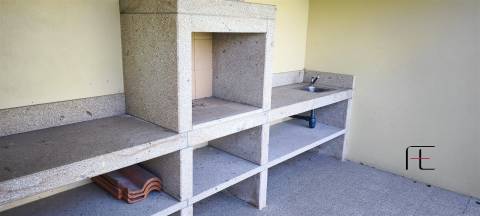 Moradia V2 Renovada com Jardim e Garagem Fechada em Coimbrões – Vila Nova de Gaia