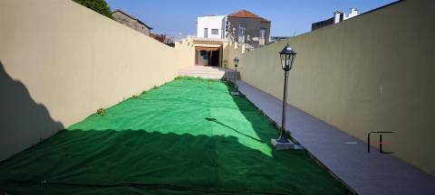 Moradia V2 Renovada com Jardim e Garagem Fechada em Coimbrões – Vila Nova de Gaia