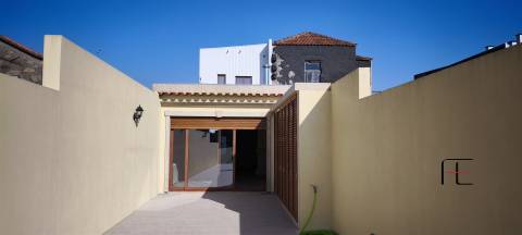 Moradia V2 Renovada com Jardim e Garagem Fechada em Coimbrões – Vila Nova de Gaia