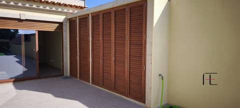 Moradia V2 Renovada com Jardim e Garagem Fechada em Coimbrões – Vila Nova de Gaia