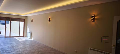 Moradia V2 Renovada com Jardim e Garagem Fechada em Coimbrões – Vila Nova de Gaia