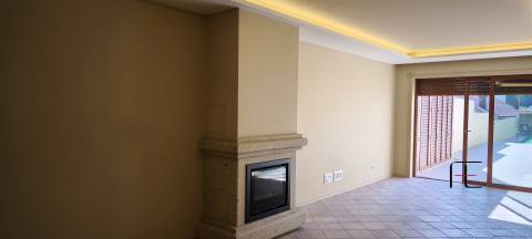 Moradia V2 Renovada com Jardim e Garagem Fechada em Coimbrões – Vila Nova de Gaia