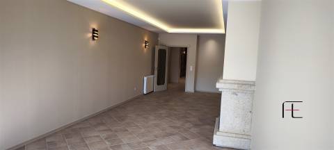 Moradia V2 Renovada com Jardim e Garagem Fechada em Coimbrões – Vila Nova de Gaia