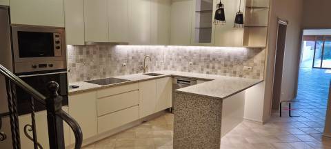 Moradia V2 Renovada com Jardim e Garagem Fechada em Coimbrões – Vila Nova de Gaia