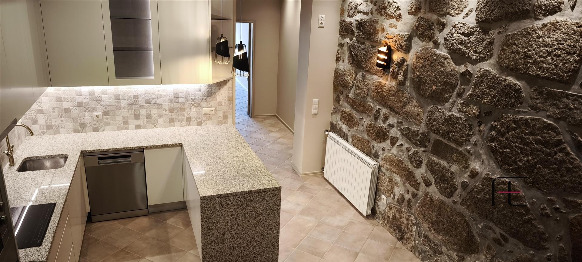 Moradia V2 Renovada com Jardim e Garagem Fechada em Coimbrões – Vila Nova de Gaia