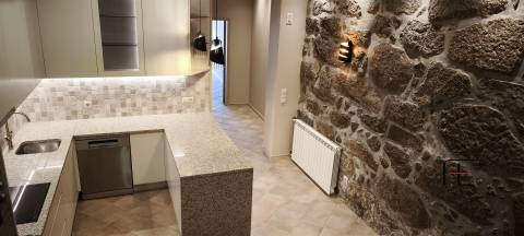 Moradia V2 Renovada com Jardim e Garagem Fechada em Coimbrões – Vila Nova de Gaia