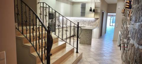 Moradia V2 Renovada com Jardim e Garagem Fechada em Coimbrões – Vila Nova de Gaia