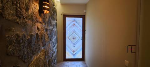 Moradia V2 Renovada com Jardim e Garagem Fechada em Coimbrões – Vila Nova de Gaia