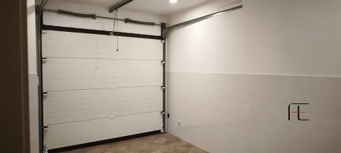 Moradia V2 Renovada com Jardim e Garagem Fechada em Coimbrões – Vila Nova de Gaia