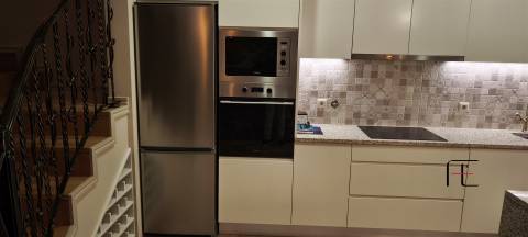 Moradia V2 Renovada com Jardim e Garagem Fechada em Coimbrões – Vila Nova de Gaia