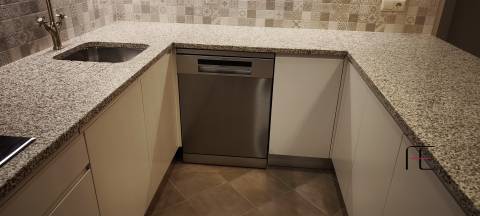 Moradia V2 Renovada com Jardim e Garagem Fechada em Coimbrões – Vila Nova de Gaia