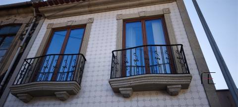 Moradia V2 Renovada com Jardim e Garagem Fechada em Coimbrões – Vila Nova de Gaia