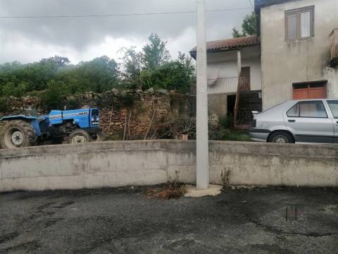 Moradia para Restaurar T3 Venda em Mogadouro, Valverde, Vale de Porco e Vilar de Rei,Mogadouro